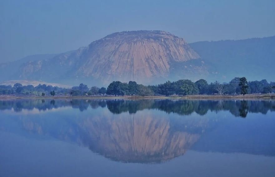 Largest Natural Shivling : ‘मधेश्वर पहाड़’ के नाम दर्ज हुई खास उपलब्धि, गोल्डन बुक ऑफ वर्ल्ड रिकॉर्ड में मिला स्थान, सीएम साय ने दी बधाई